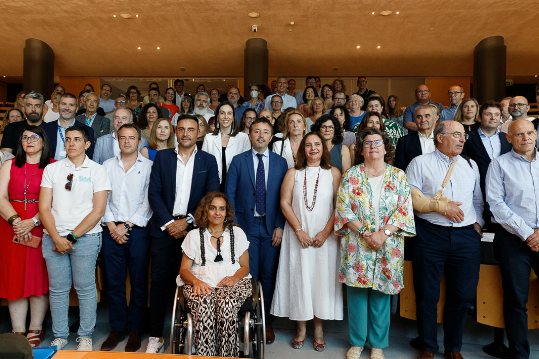 Esta imagen ilustra que: Un botón en la historia clínica alertará a los profesionales cuando el paciente necesite una atención adaptada