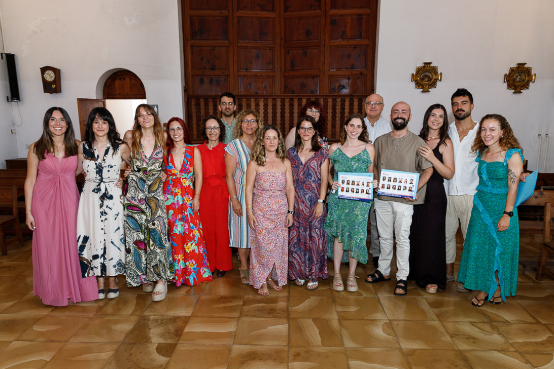 Esta imagen ilustra que: Acto de graduación de los residentes de psicología clínica y psiquiatría en el Parque Sanitario Bons Aires
