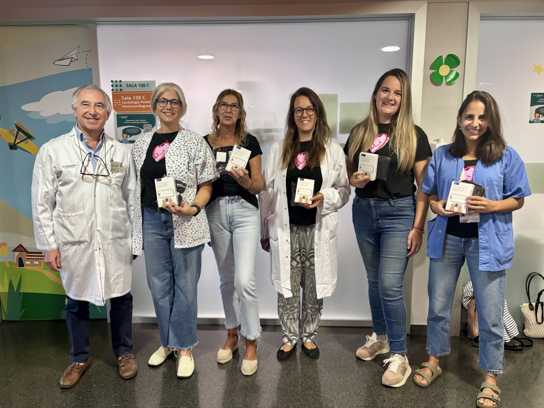Esta imagen ilustra que: La asociación ACCAB hace una donación de dispositivos Kardias a Cardiología Pediátrica
