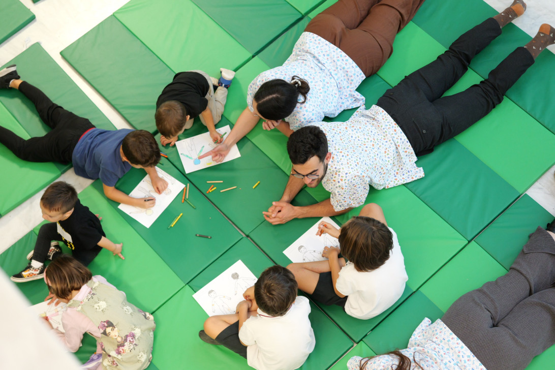 Esta imagen ilustra que: L’Escola d’Atòpia d’enguany aplega famílies i professionals per abordar la dermatitis atòpica infantil
