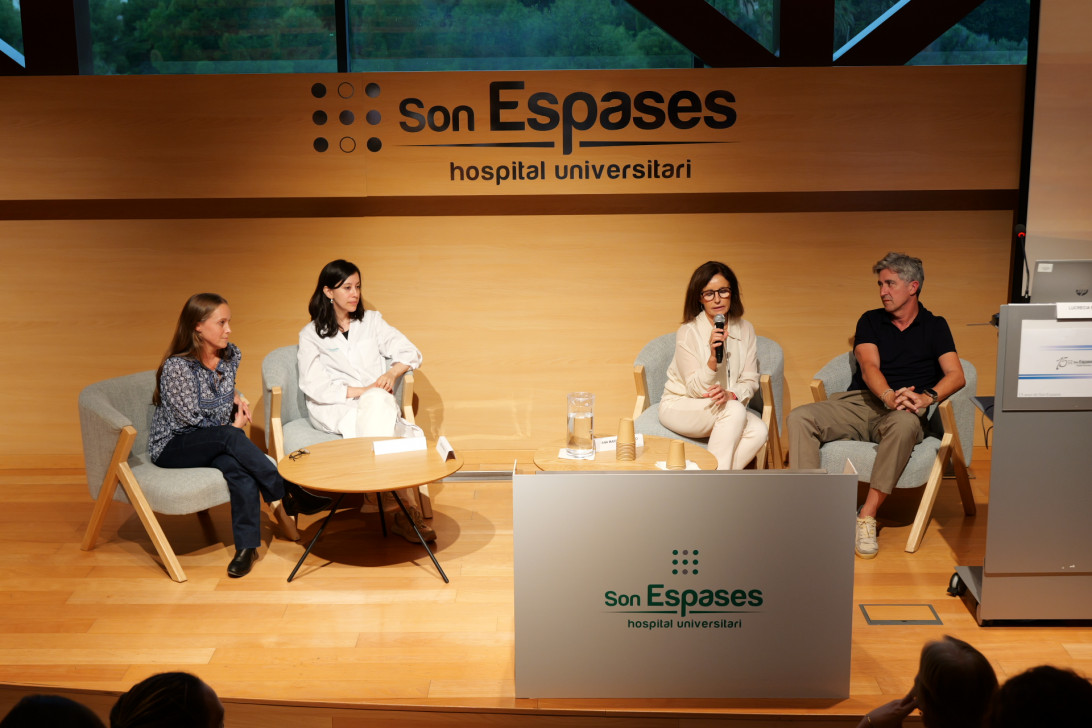 Esta imagen ilustra que: L’Escola d’Atòpia d’enguany aplega famílies i professionals per abordar la dermatitis atòpica infantil