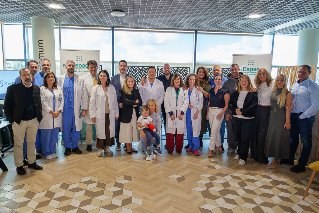 Esta imagen ilustra que: Un paciente de UCI dona un equipo ECMO al Hospital Son Espases tras sobrevivir a una grave neumonía por COVID-19