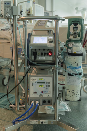 Esta imagen ilustra que: Un paciente de UCI dona un equipo ECMO al Hospital Son Espases tras sobrevivir a una grave neumonía por COVID-19