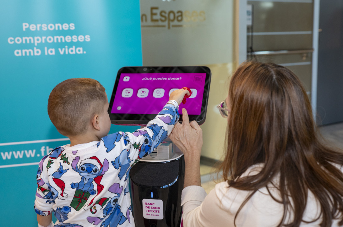 Esta imagen ilustra que: Son Espases es el primer hospital de España con un robot itinerante para fomentar la donación de sangre