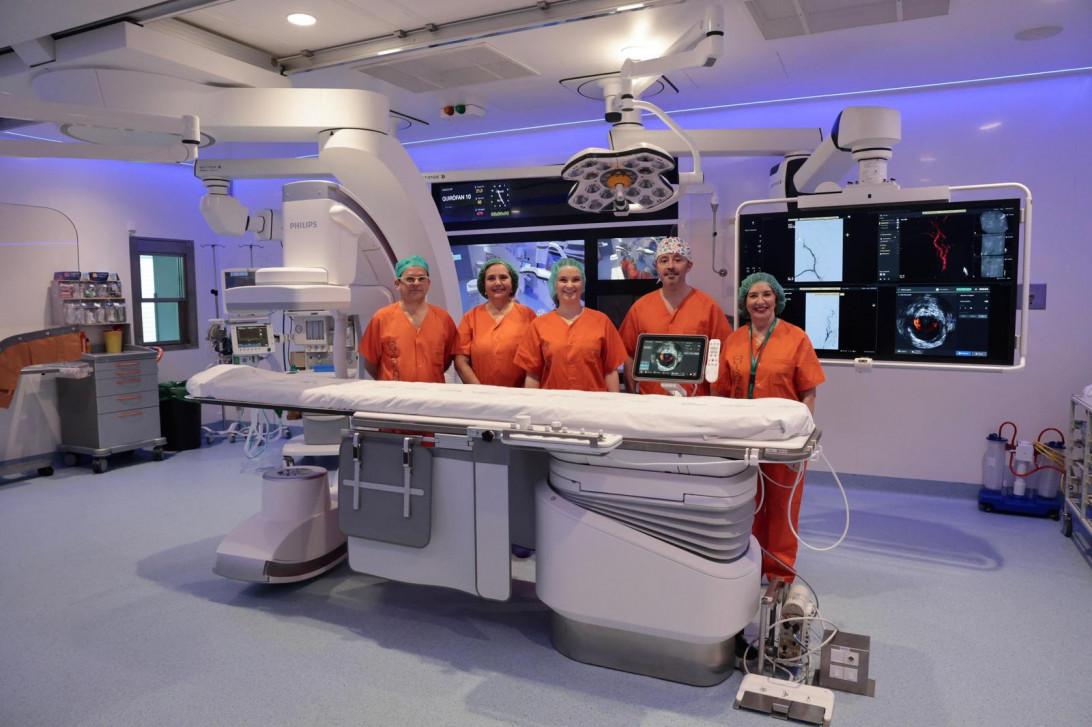 Esta imagen ilustra que: La presidenta Margalida Prohens inaugura el nuevo quirófano híbrido de Son Espases, que sitúa a las Illes Balears a la vanguardia quirúrgica