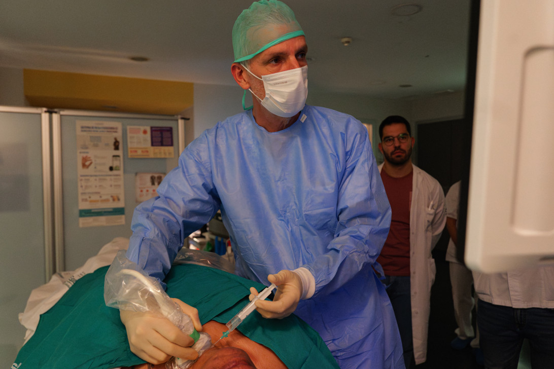 Esta imagen ilustra que: Son Espases, pionero en “quemar” tumores tiroideos con termoablación, la técnica mínimamente invasiva que revoluciona el tratamiento del cáncer de tiroides