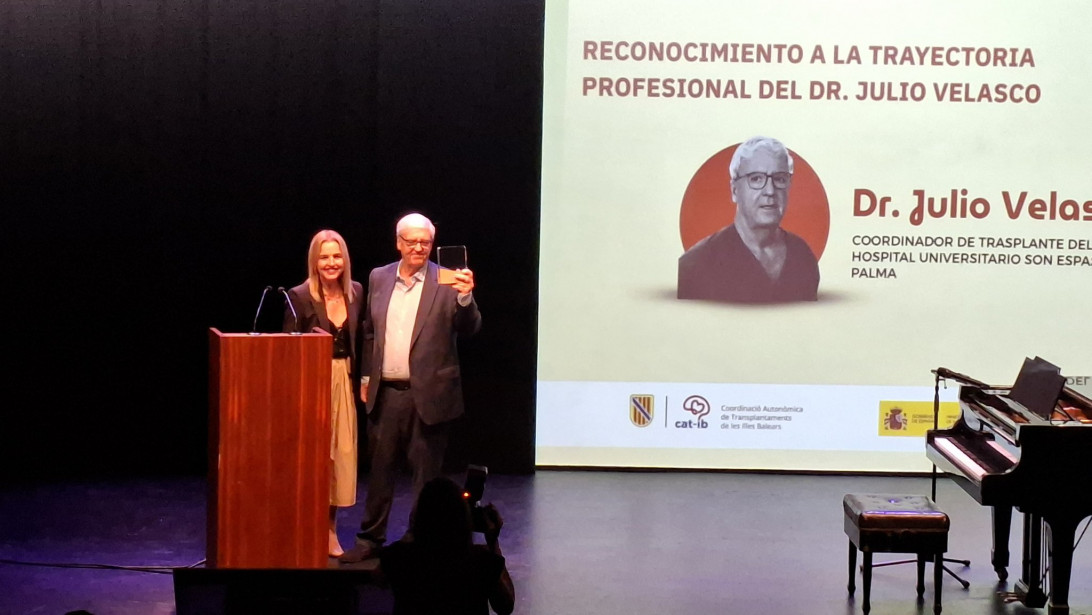 Esta imagen ilustra que: Homenaje al doctor Julio Velasco en el XL Congreso Nacional de Coordinadores de Trasplantes