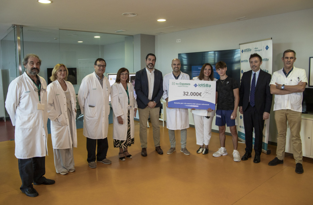 Esta imagen ilustra que: David Triay, el Cromas, dona 32.000 euros a Salud para impulsar la investigación en cáncer colorrectal