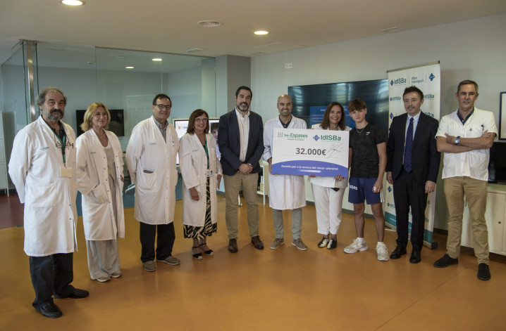 David Triay, el Cromas, dona 32.000 euros a Salud para impulsar la investigación en cáncer colorrectal